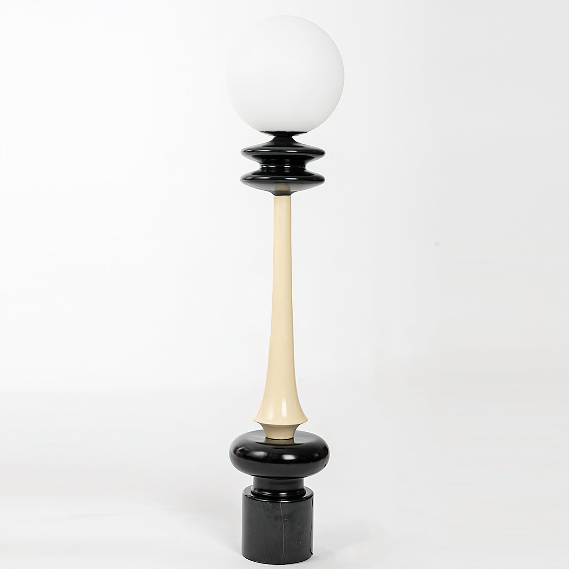 Lámpara de Pie de Diseño en Forma de Piezas de Ajedrez – Cuerpo de Resina y Acrílico, Acabado en Negro y Crema 2