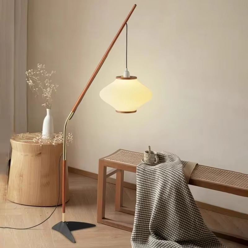 Lámpara de Pie de Estilo Medieval con Pantalla de Tela y Brazo de Madera – Ideal para Iluminar Espacios Acogedores 2