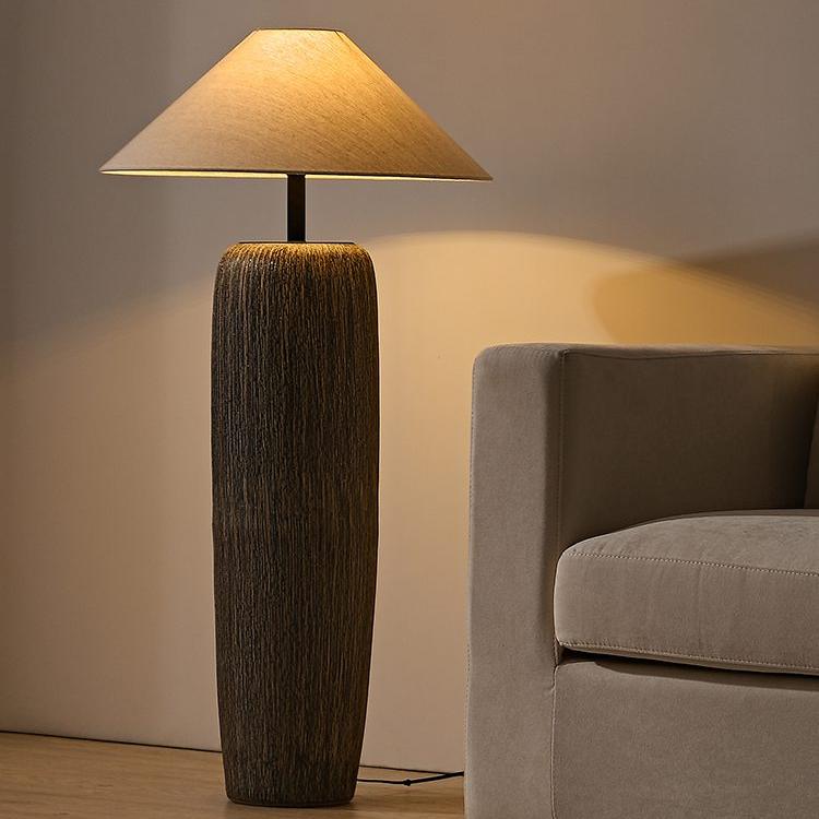 Lámpara de Pie de Madera Envejecida con Diseño Rústico y Funcionalidad Moderna 3