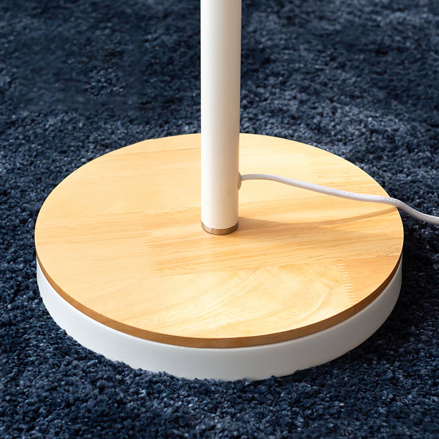 Lámpara de Pie de Madera en Forma de Cono con Pantalla de Vidrio – Diseño Moderno y Elegante 3