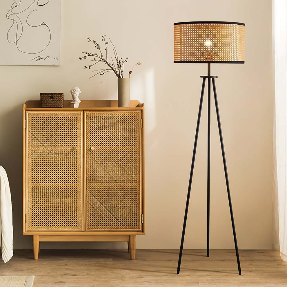 Lámpara de Pie de Rattan con Diseño de Trípode – Estilo Natural y Moderno 3