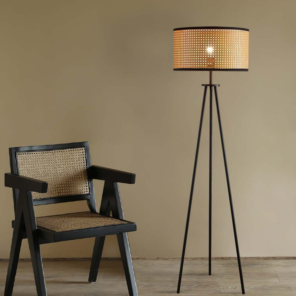 Lámpara de Pie de Rattan con Diseño de Trípode – Estilo Natural y Moderno 4