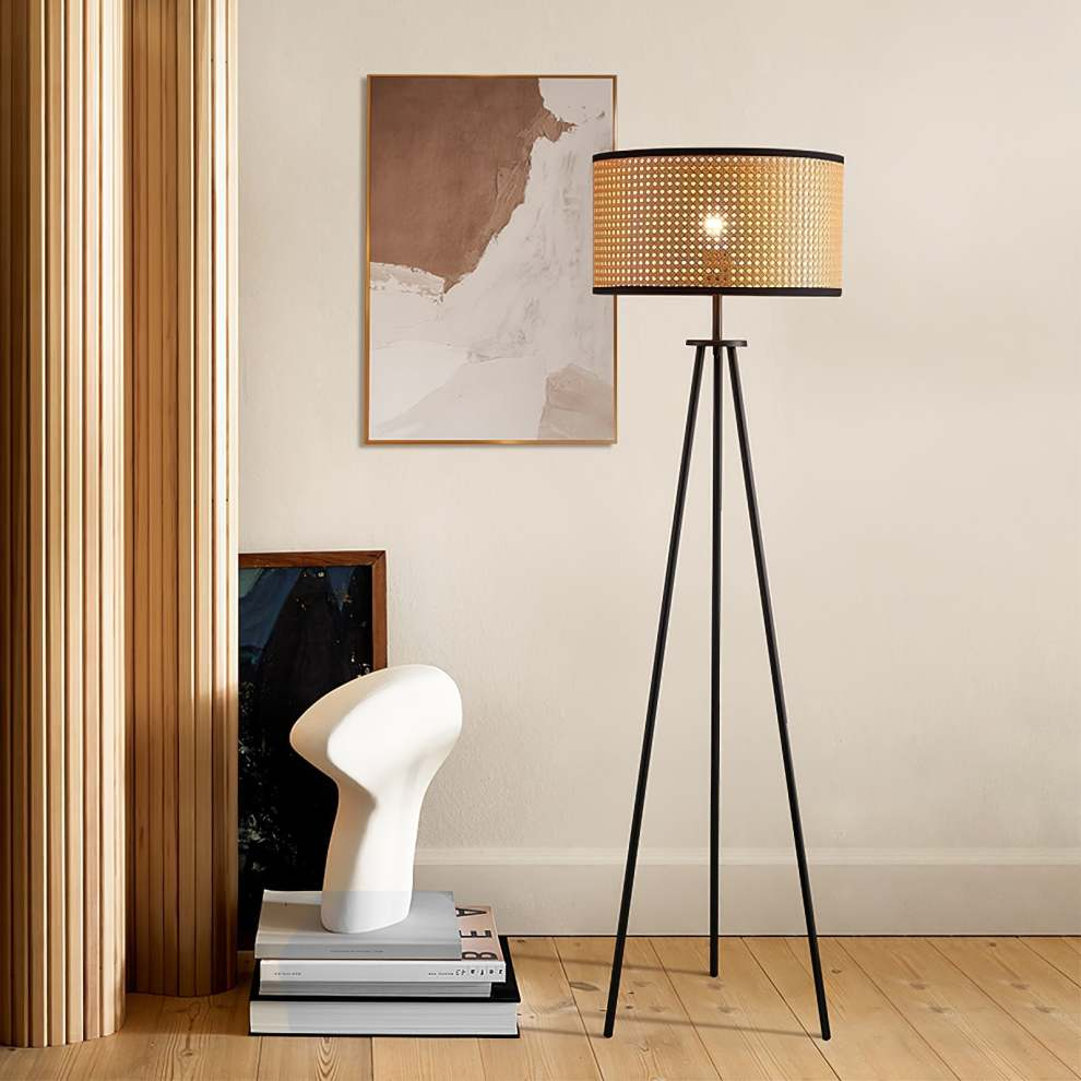 Lámpara de Pie de Rattan con Diseño de Trípode – Estilo Natural y Moderno 5