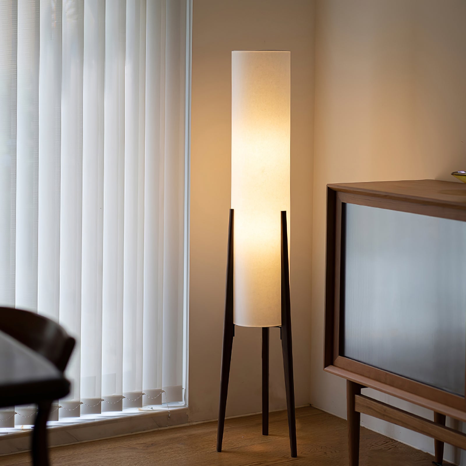 Lámpara de Suelo Zen con Base de Nogal y Pantalla de Tela – Iluminación Elegante para Interiores 1