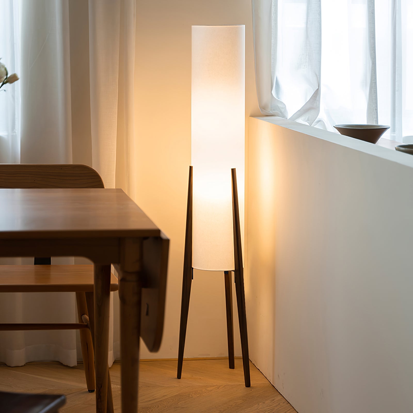 Lámpara de Suelo Zen con Base de Nogal y Pantalla de Tela – Iluminación Elegante para Interiores 3