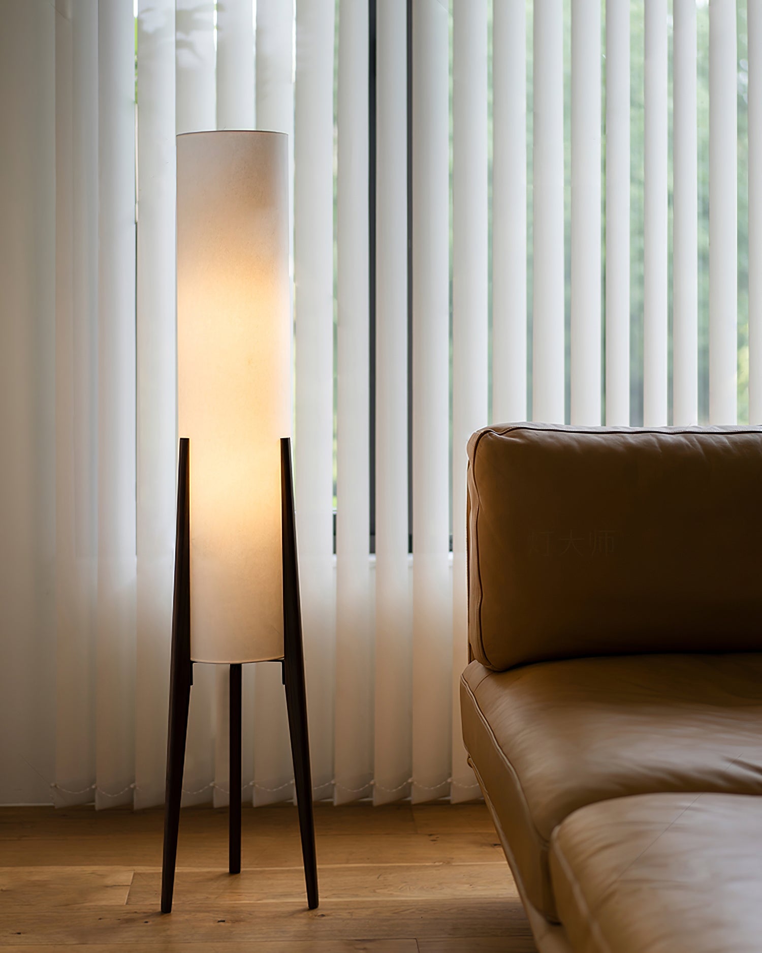 Lámpara de Suelo Zen con Base de Nogal y Pantalla de Tela – Iluminación Elegante para Interiores 4