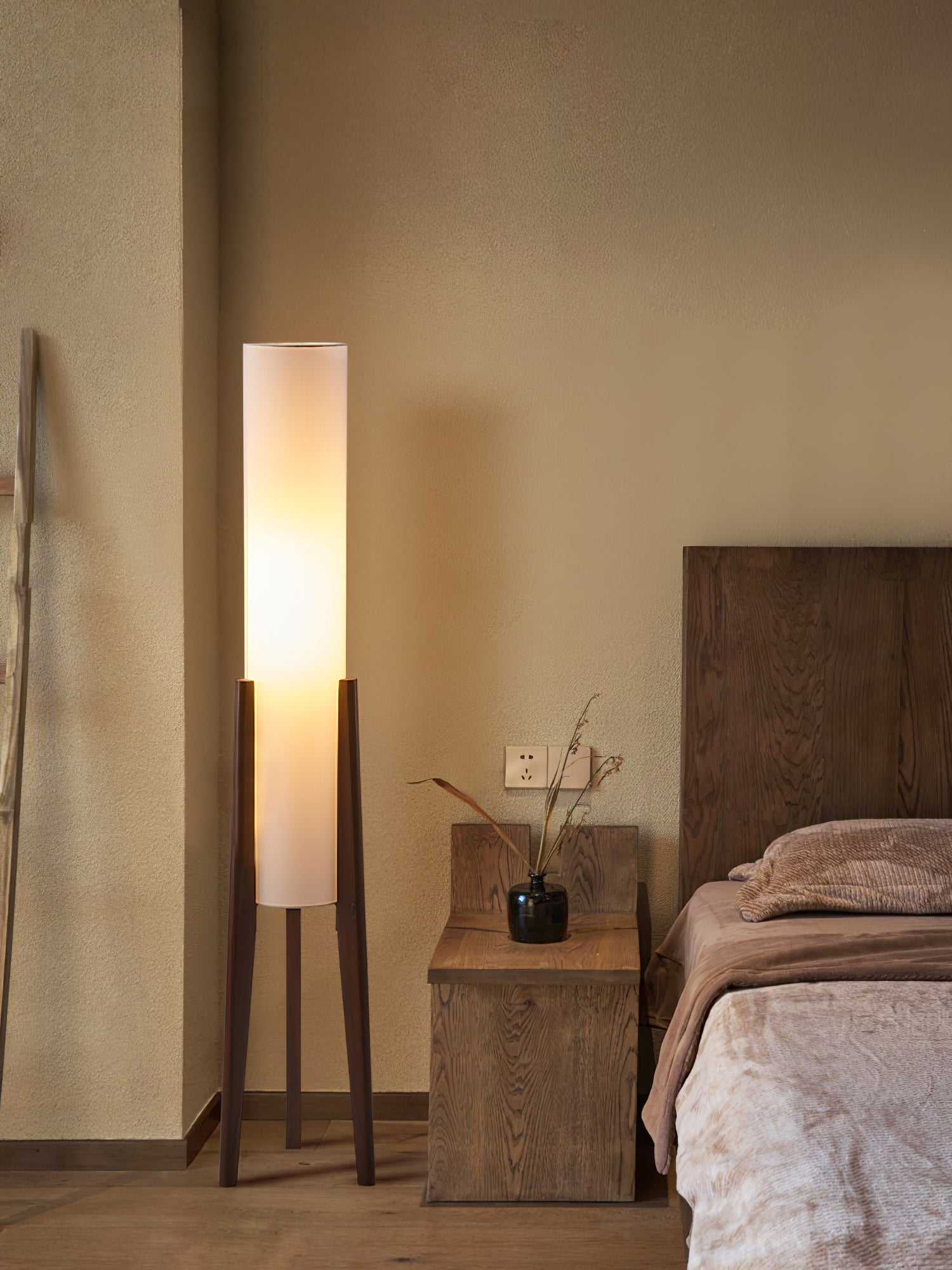 Lámpara de Suelo Zen con Base de Nogal y Pantalla de Tela – Iluminación Elegante para Interiores 8