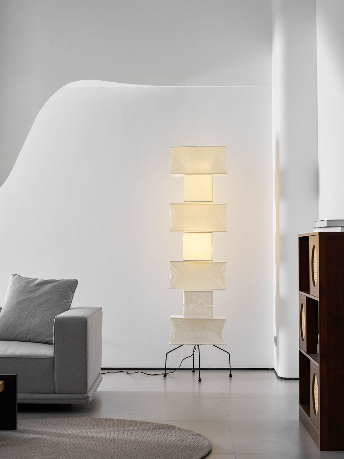 Lámpara de pie de papel Vilaura – en un salón minimalista