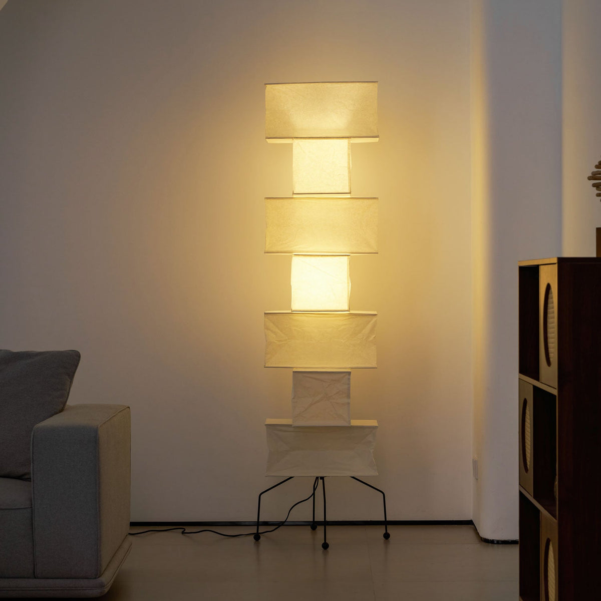 Lámpara de pie de papel Vilaura – encendida con luz cálida