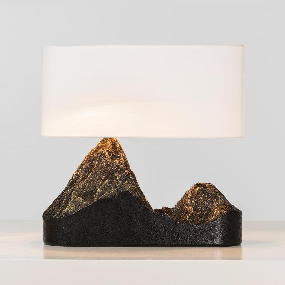 Lámpara de mesa Irisco con base de montaña – vista principal