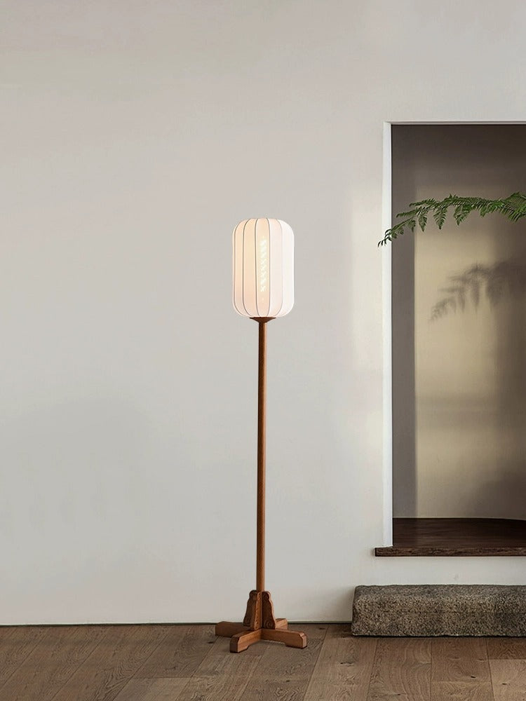 Lámpara de pie farol de tela Tolena – en un recibidor