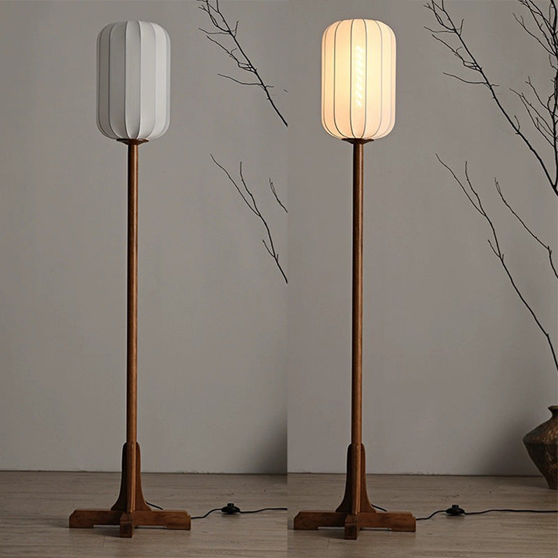 Lámpara de pie farol de tela Tolena – encendida y apagada sobre fondo gris