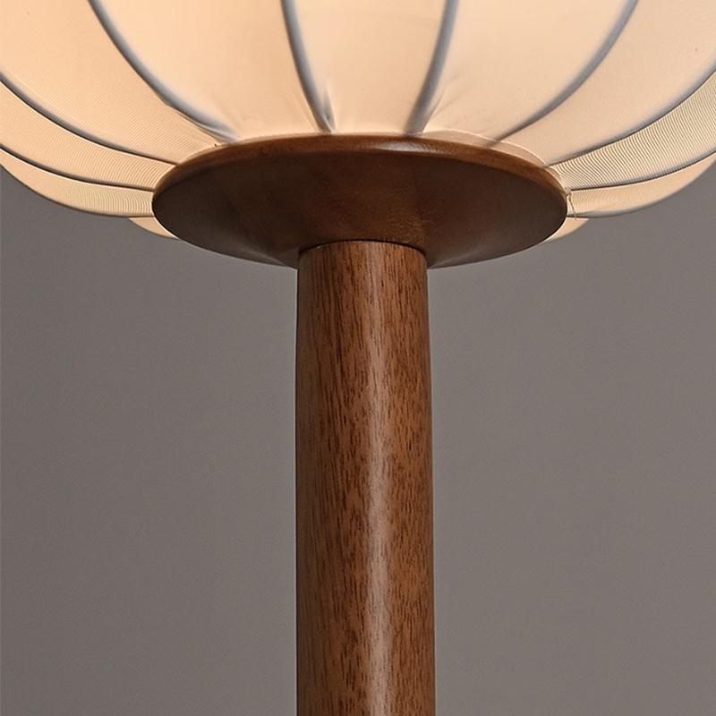 Lámpara de pie farol de tela Tolena – detalle de la pantalla de tela y el remate de madera