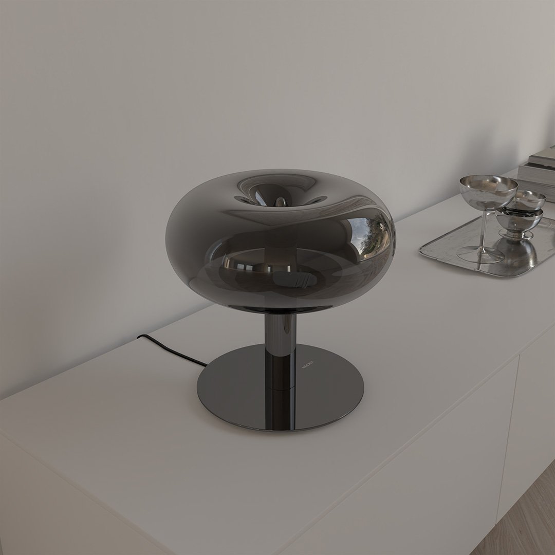 Lámpara de mesa seta de cristal Maluna sobre un mueble blanco – imagen 6