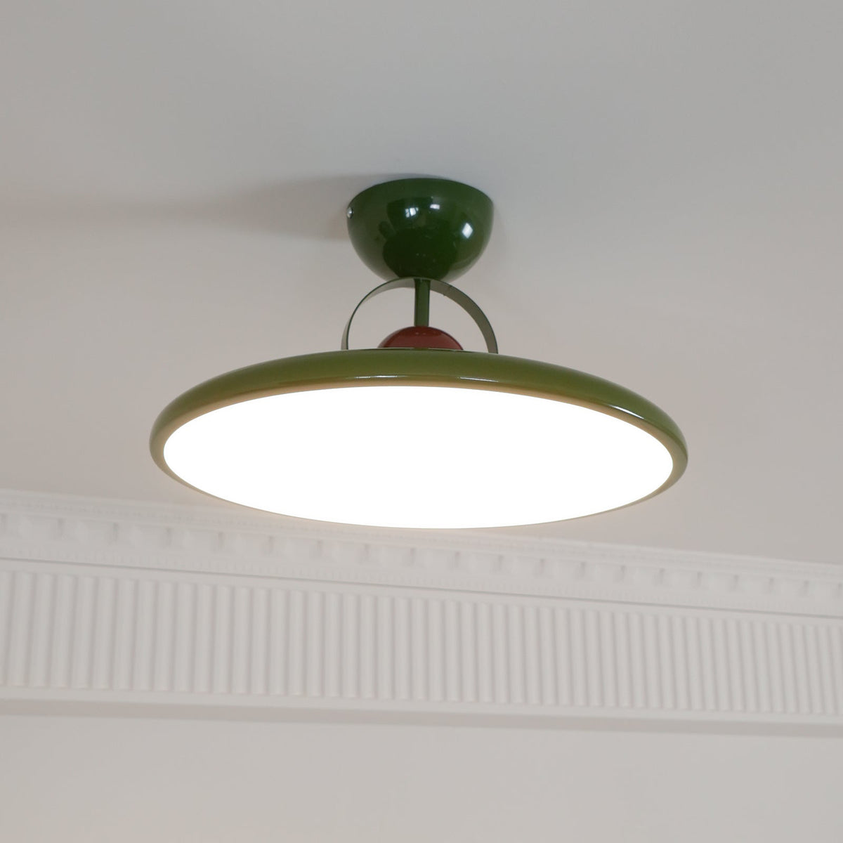Lámpara de techo LED Eclipa en un dormitorio colorido – imagen 7