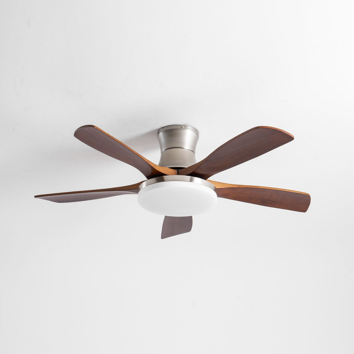 Ventilador de techo con luz Lorenta en un salón luminoso – imagen 12