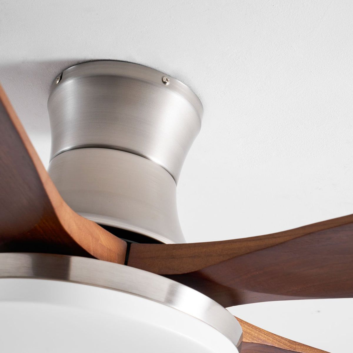 Ventilador de techo con luz Lorenta en un salón luminoso – imagen 13