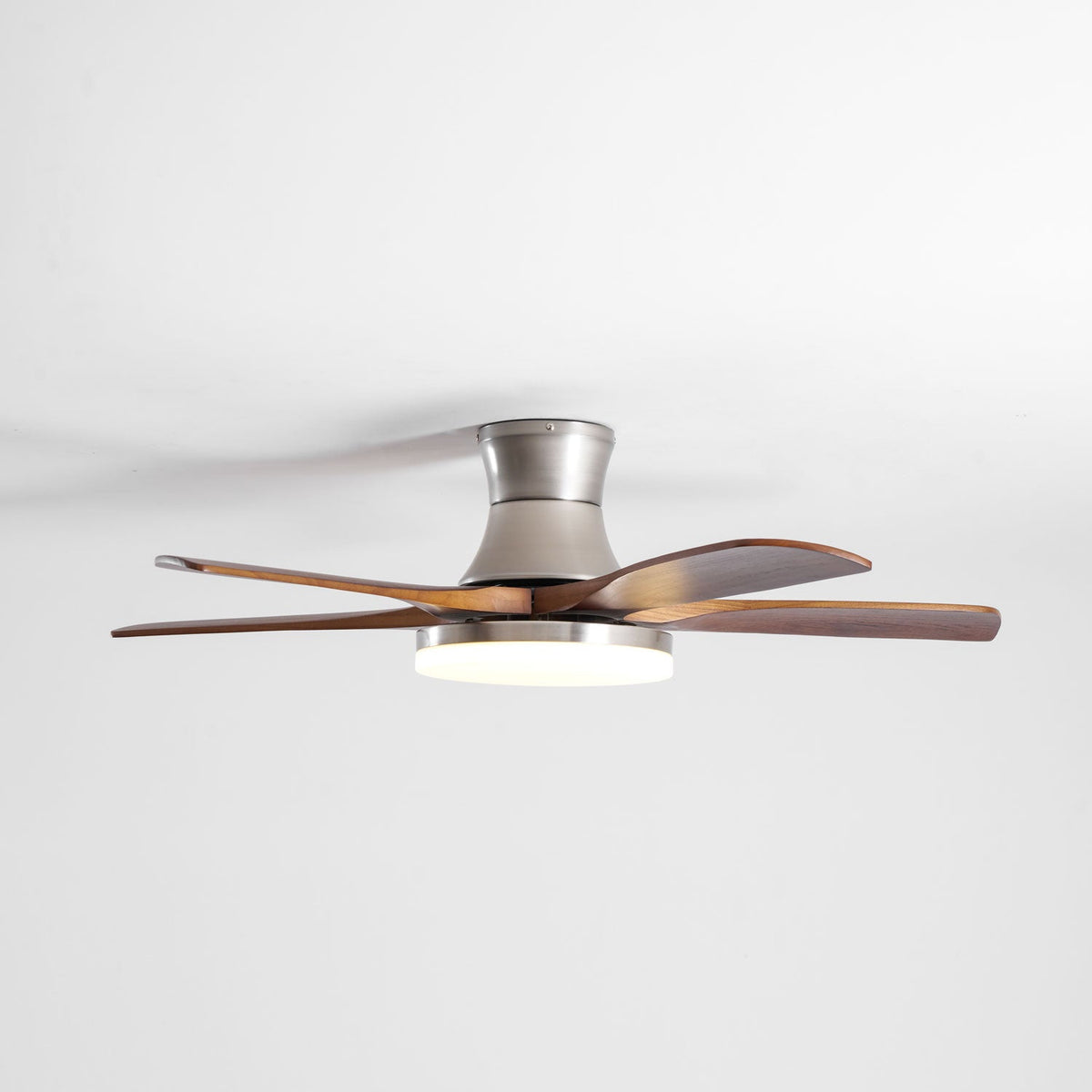 Ventilador de techo con luz Lorenta en un salón luminoso – imagen 15