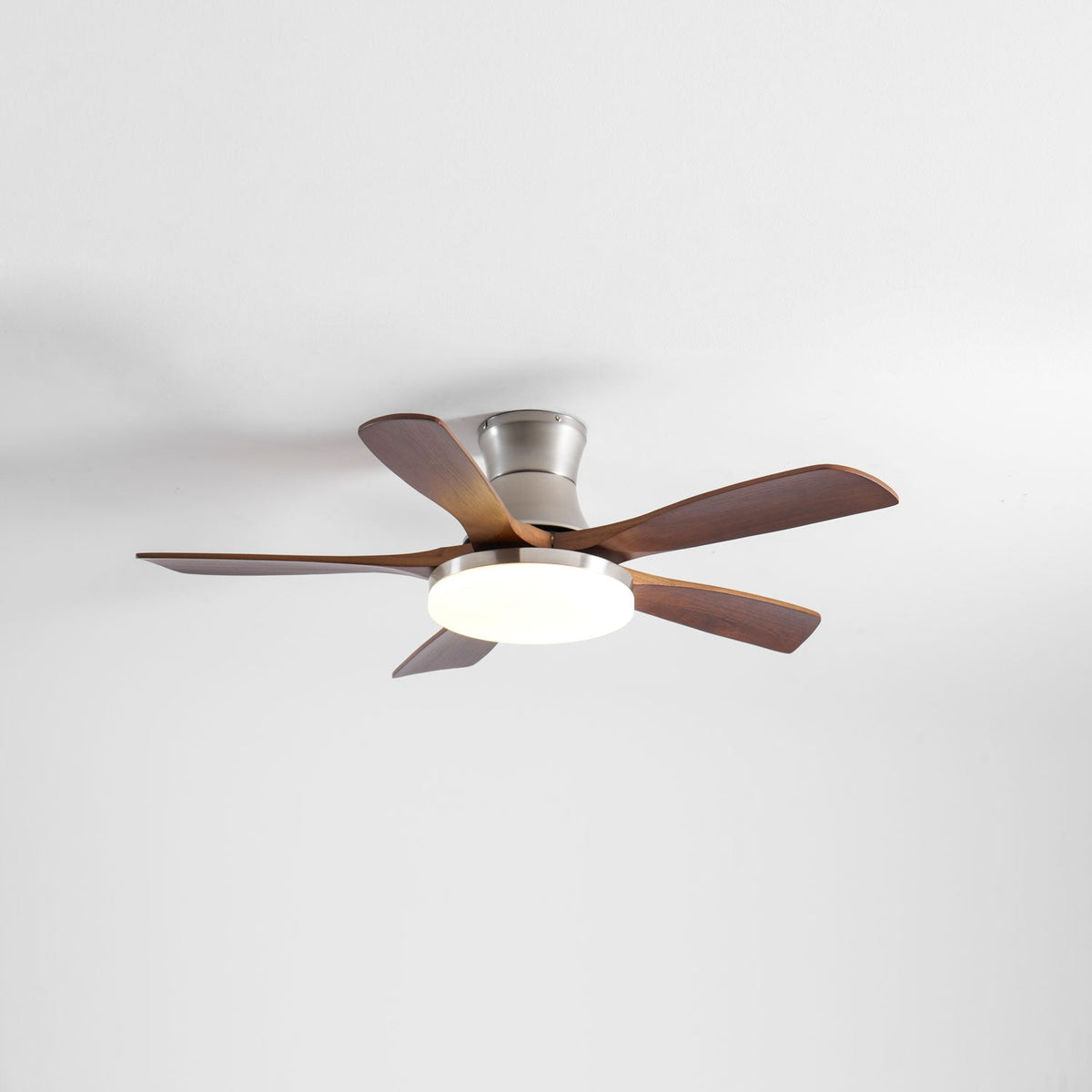 Ventilador de techo con luz Lorenta en un salón luminoso – imagen 16