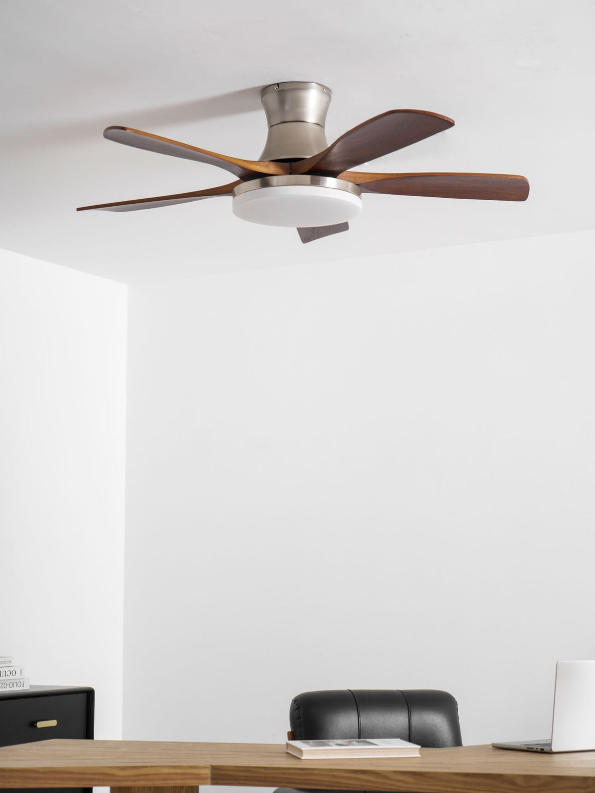 Ventilador de techo con luz Lorenta en un salón luminoso – imagen 18