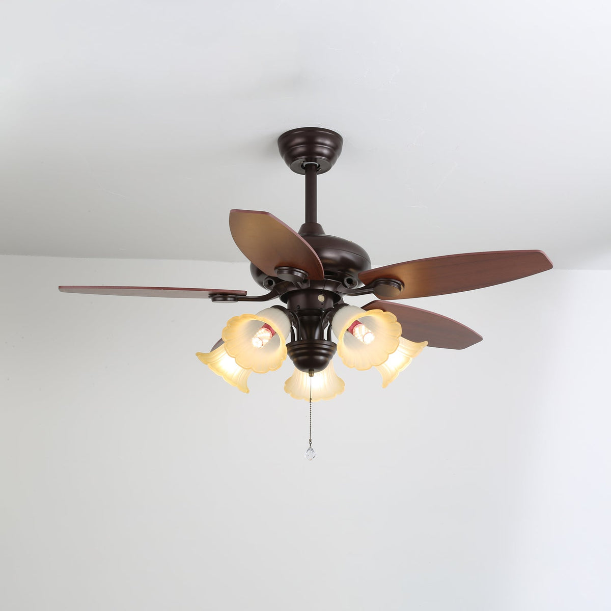 Ventilador de techo con luz Ambela en un comedor acogedor – imagen 16