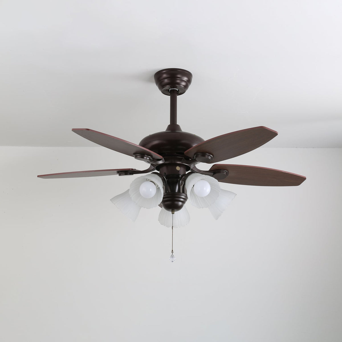 Ventilador de techo con luz Ambela en un comedor acogedor – imagen 18