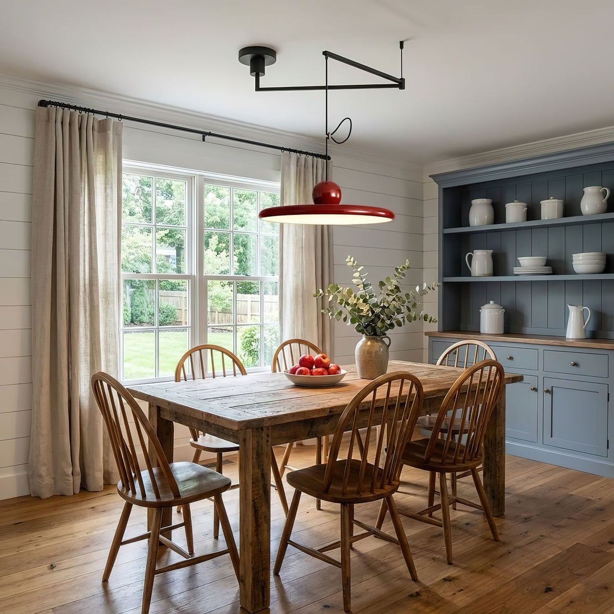 Lámpara colgante con brazo articulado Basela sobre una mesa de comedor – imagen 7