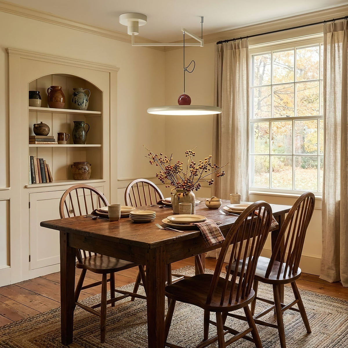 Lámpara colgante con brazo articulado Basela sobre una mesa de comedor – imagen 9