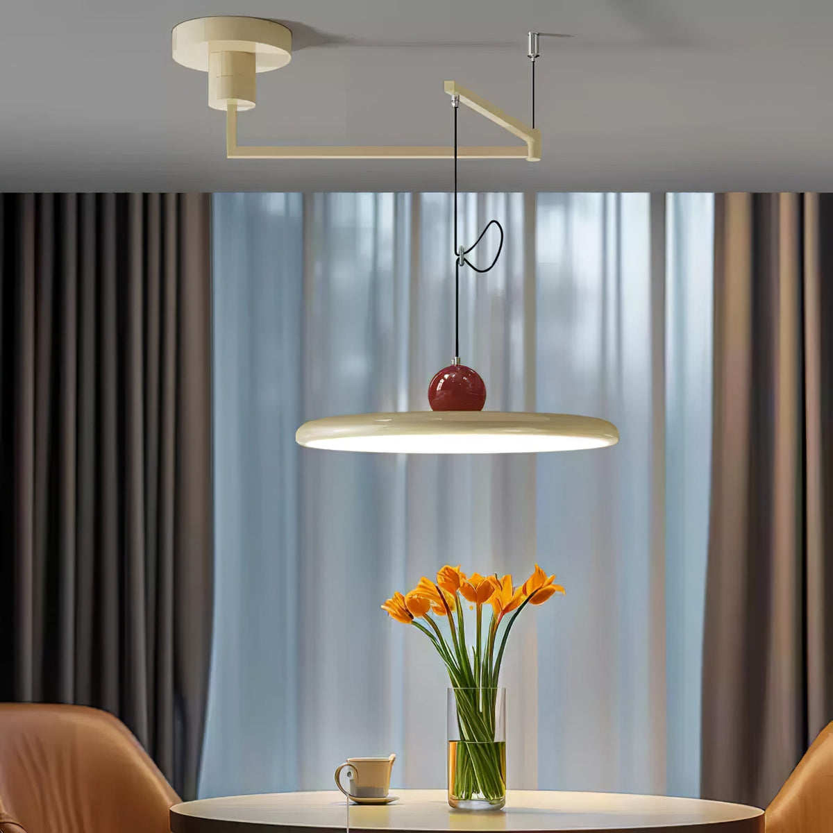 Lámpara colgante con brazo articulado Basela sobre una mesa de comedor – imagen 13