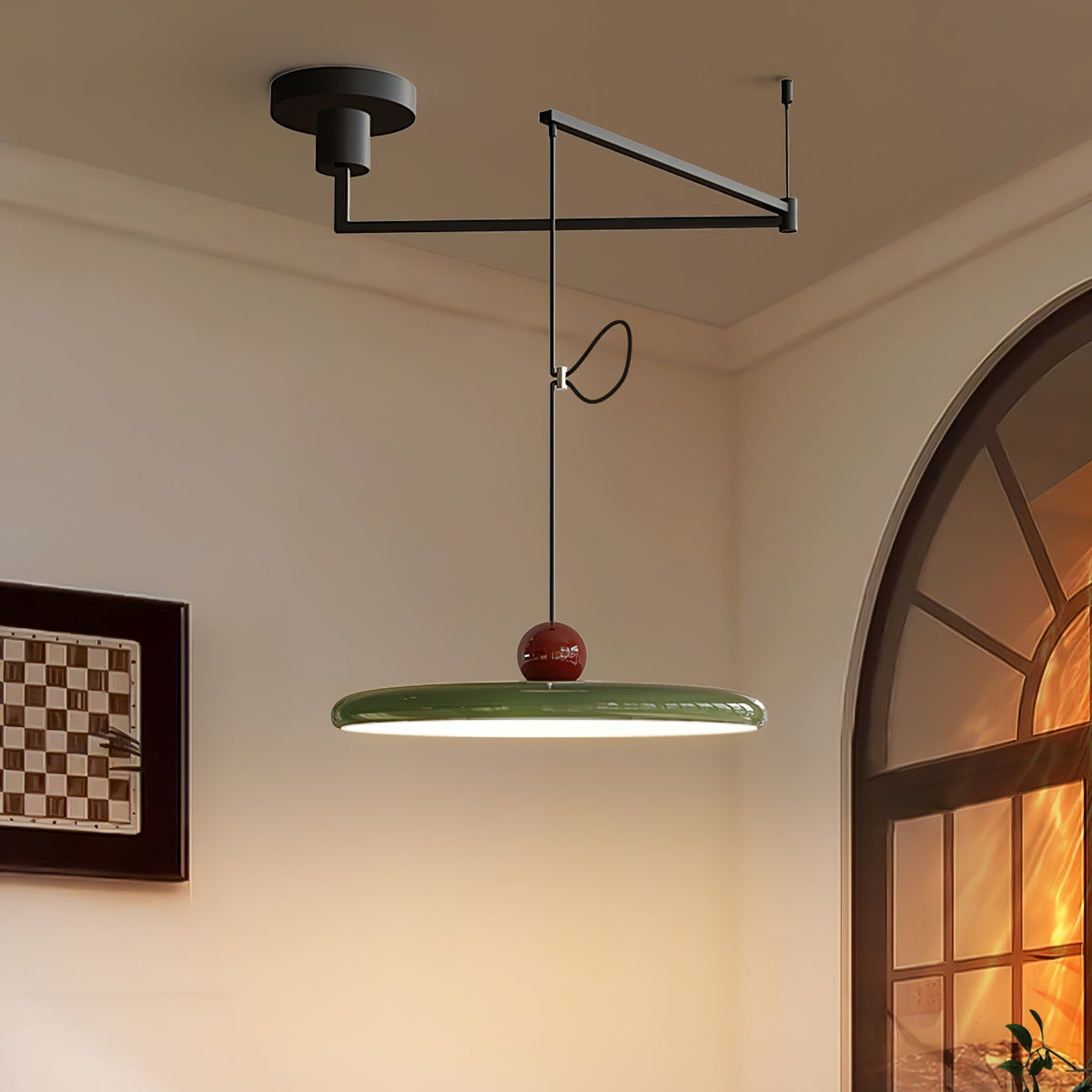 Lámpara colgante con brazo articulado Basela sobre una mesa de comedor – imagen 3