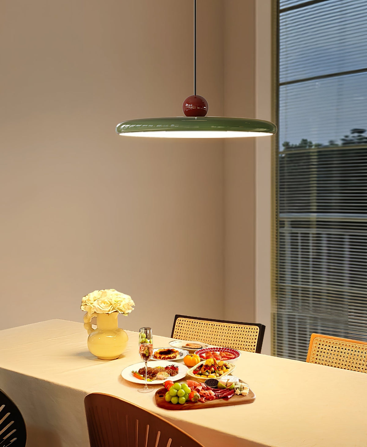 Lámpara colgante con brazo articulado Basela sobre una mesa de comedor – imagen 15