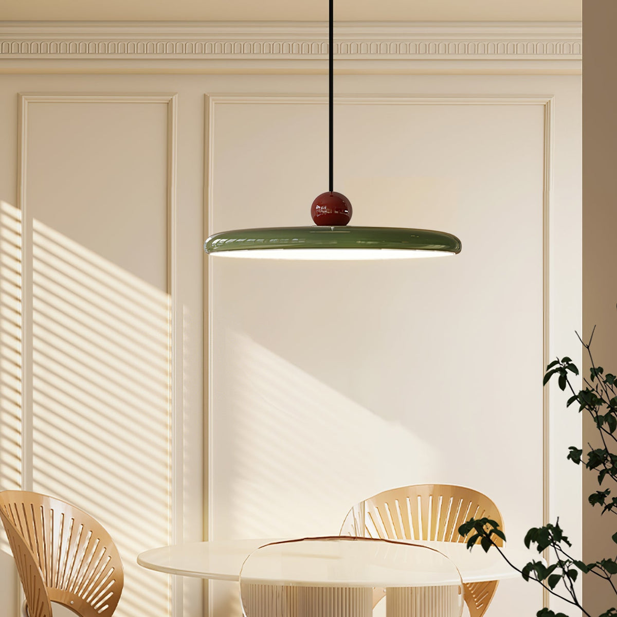 Lámpara colgante con brazo articulado Basela sobre una mesa de comedor – imagen 12