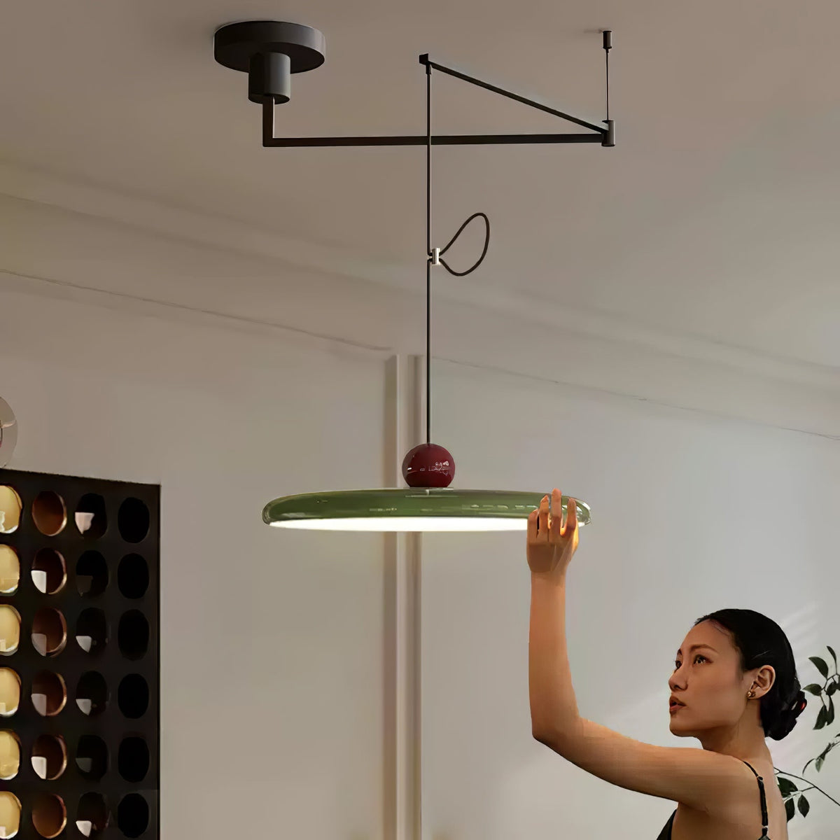 Lámpara colgante con brazo articulado Basela sobre una mesa de comedor – imagen 16
