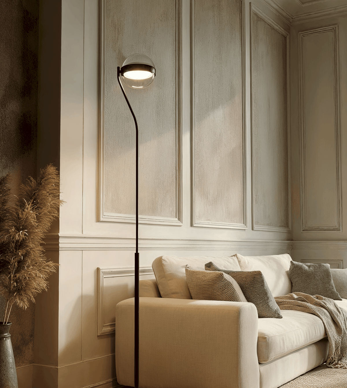 Lámpara de pie LED Rinela junto al sofá – imagen 6