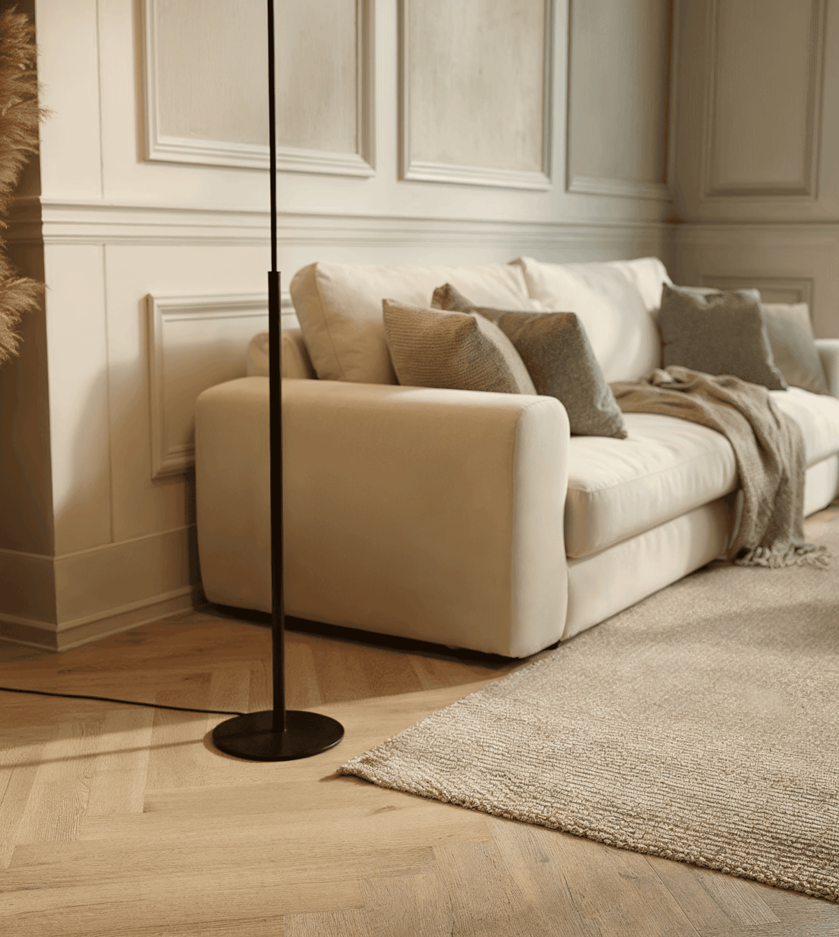 Lámpara de pie LED Rinela junto al sofá – imagen 7