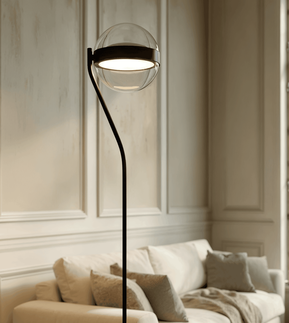 Lámpara de pie LED Rinela – detalle del globo de vidrio soplado