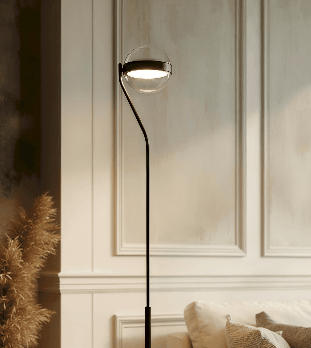 Lámpara de pie LED Rinela junto al sofá – imagen 5