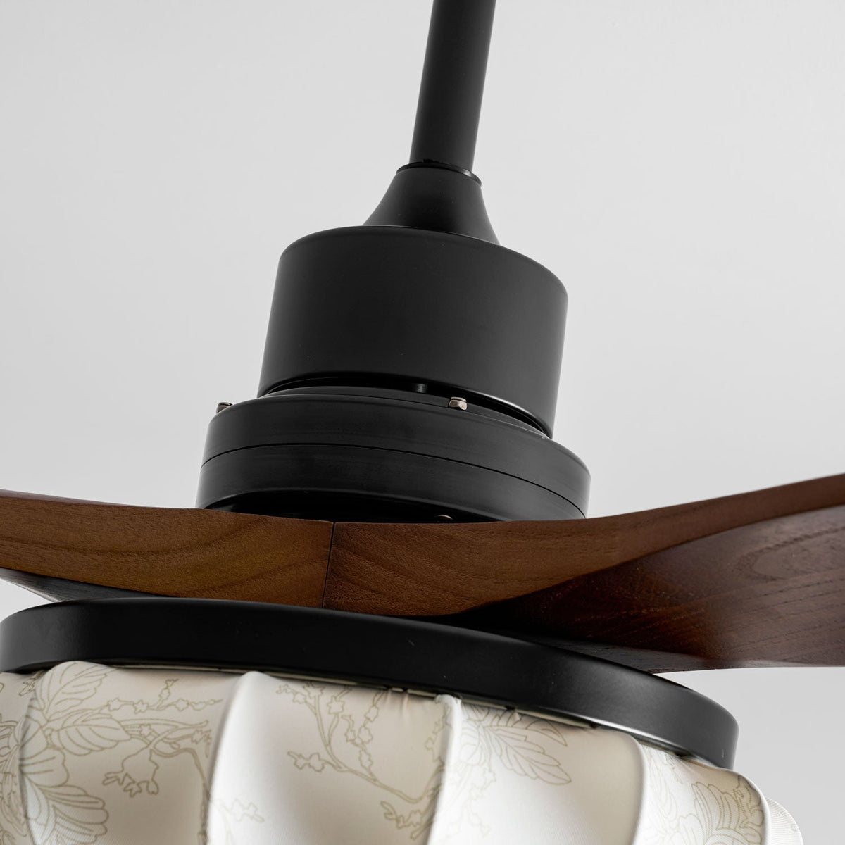 Ventilador de techo con luz Lotara en un salón acogedor – imagen 32