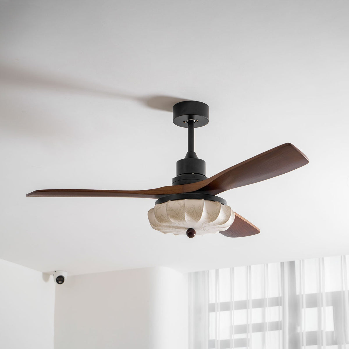 Ventilador de techo con luz Lotara en un salón acogedor – imagen 15