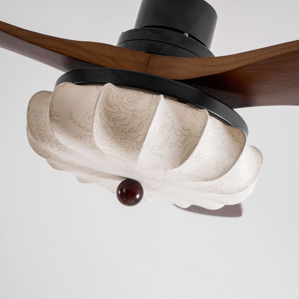 Ventilador de techo con luz Lotara en un salón acogedor – imagen 25