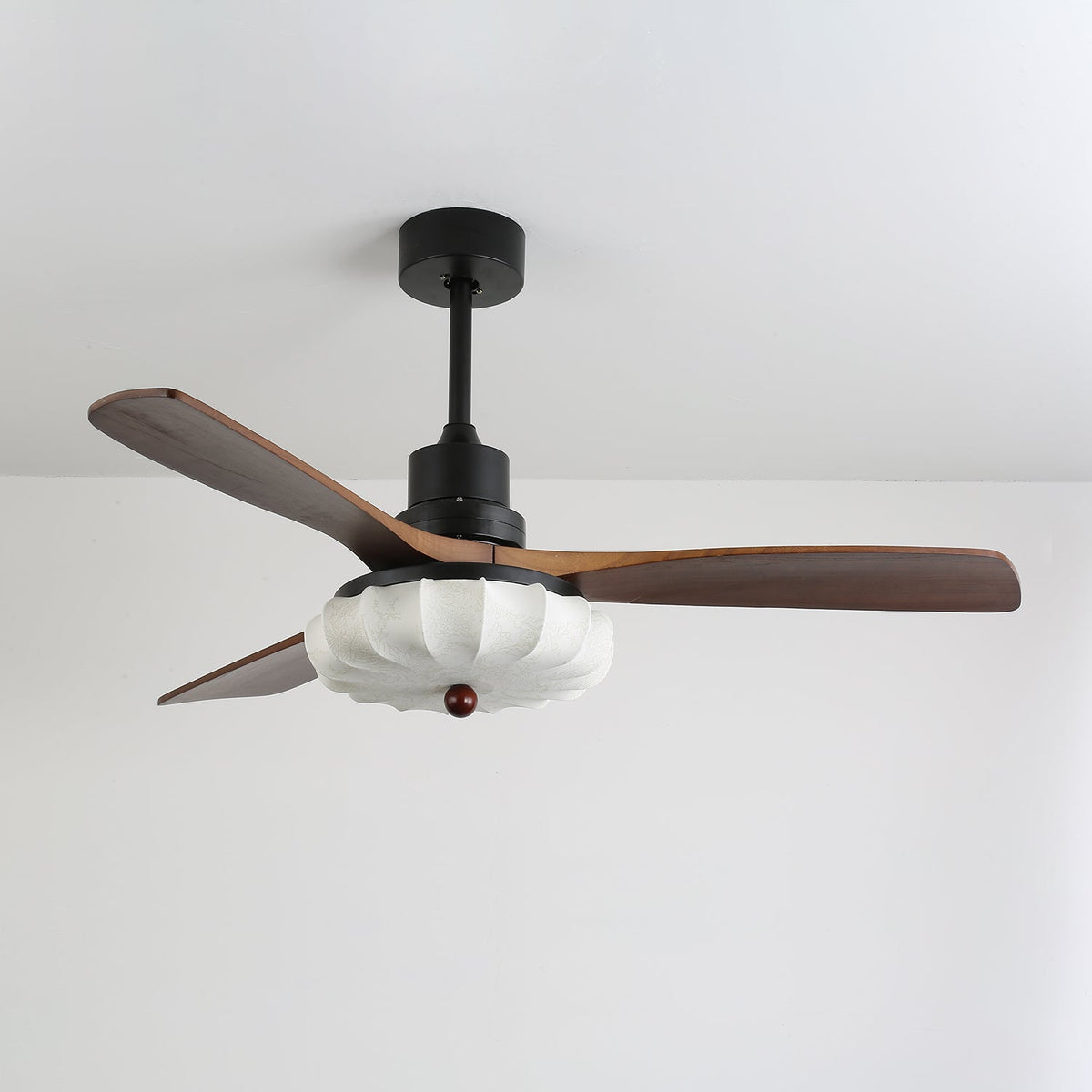 Ventilador de techo con luz Lotara en un salón acogedor – imagen 18