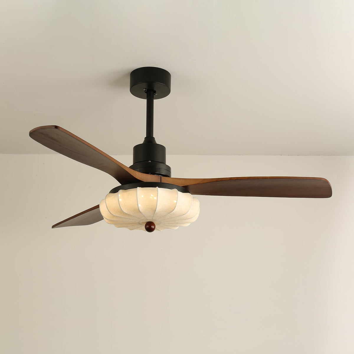 Ventilador de techo con luz Lotara en un salón acogedor – imagen 19