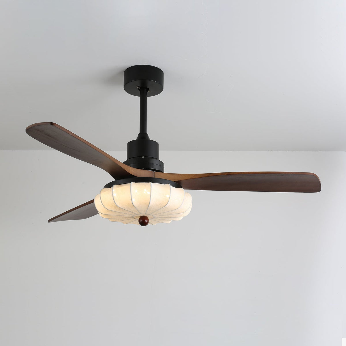 Ventilador de techo con luz Lotara en un salón acogedor – imagen 13