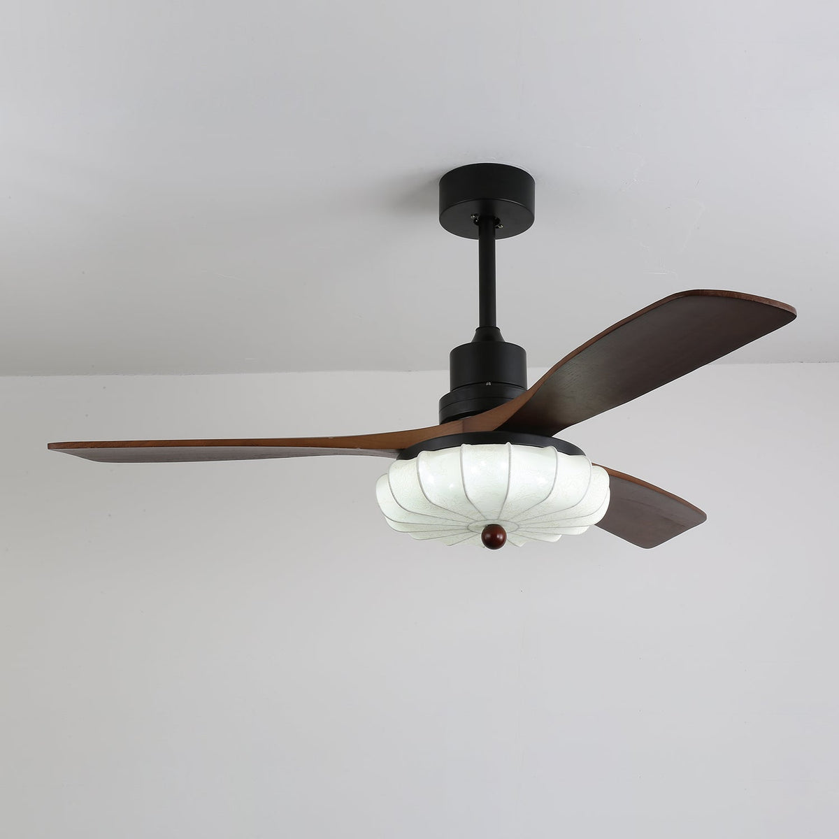 Ventilador de techo con luz Lotara en un salón acogedor – imagen 21