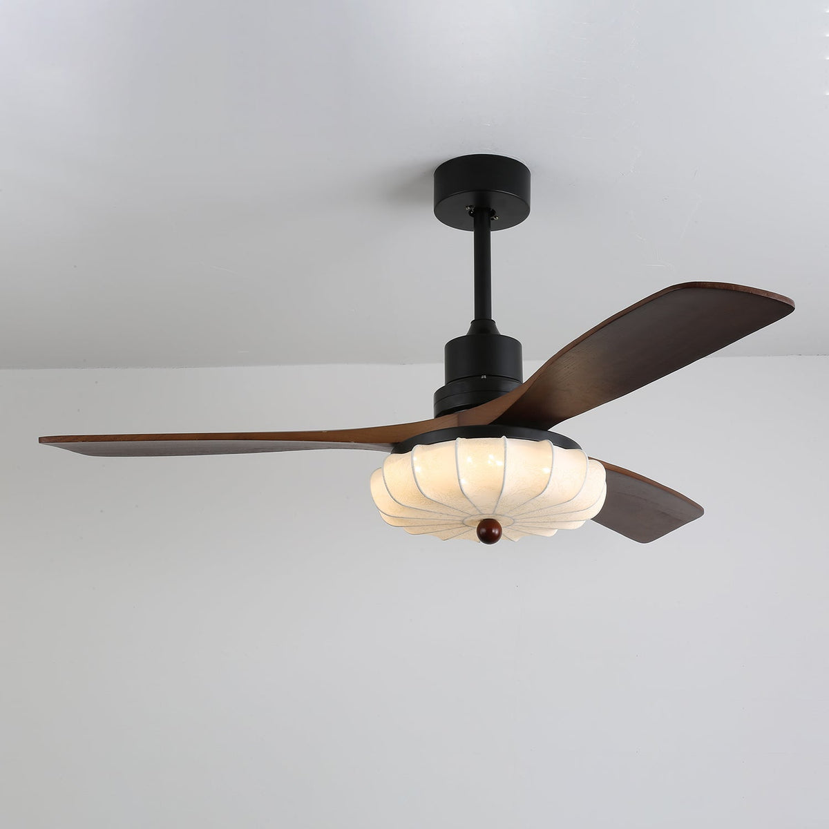 Ventilador de techo con luz Lotara en un salón acogedor – imagen 22