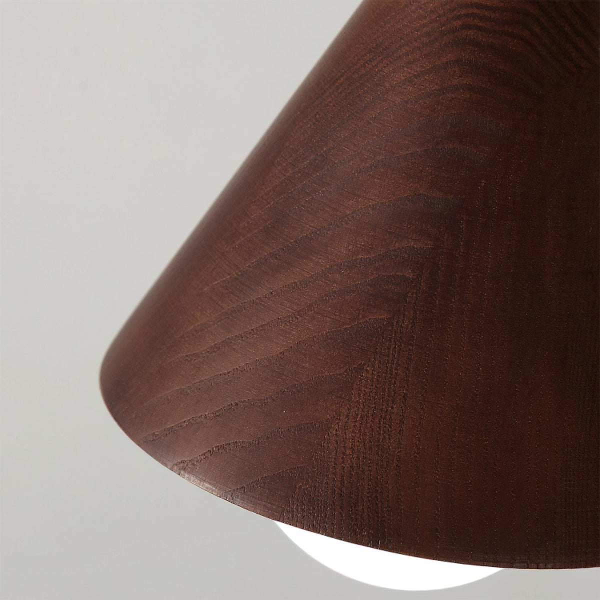 Lámpara colgante de madera Gonela sobre una mesa de comedor – imagen 17