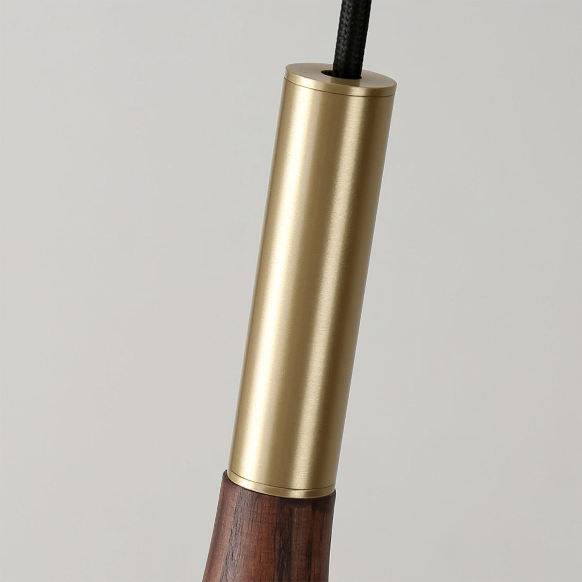 Lámpara colgante de madera Gonela – detalle del casquillo de latón