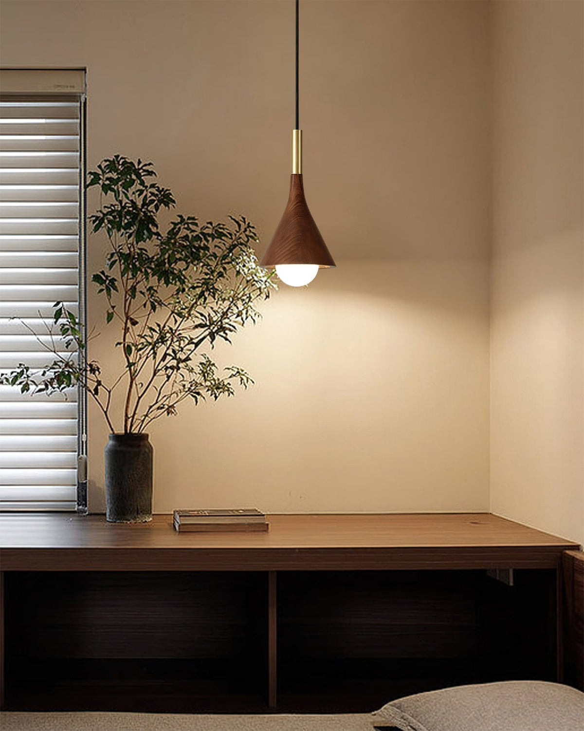 Lámpara colgante de madera Gonela sobre una mesa de comedor – imagen 10