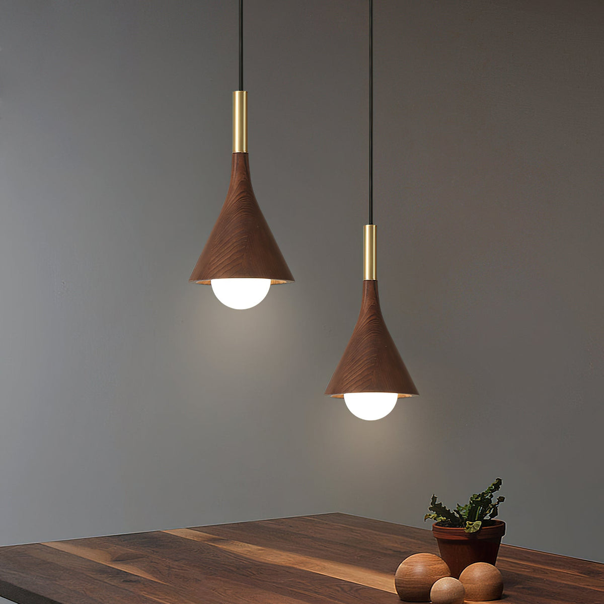 Lámpara colgante de madera Gonela sobre una mesa de comedor – imagen 15
