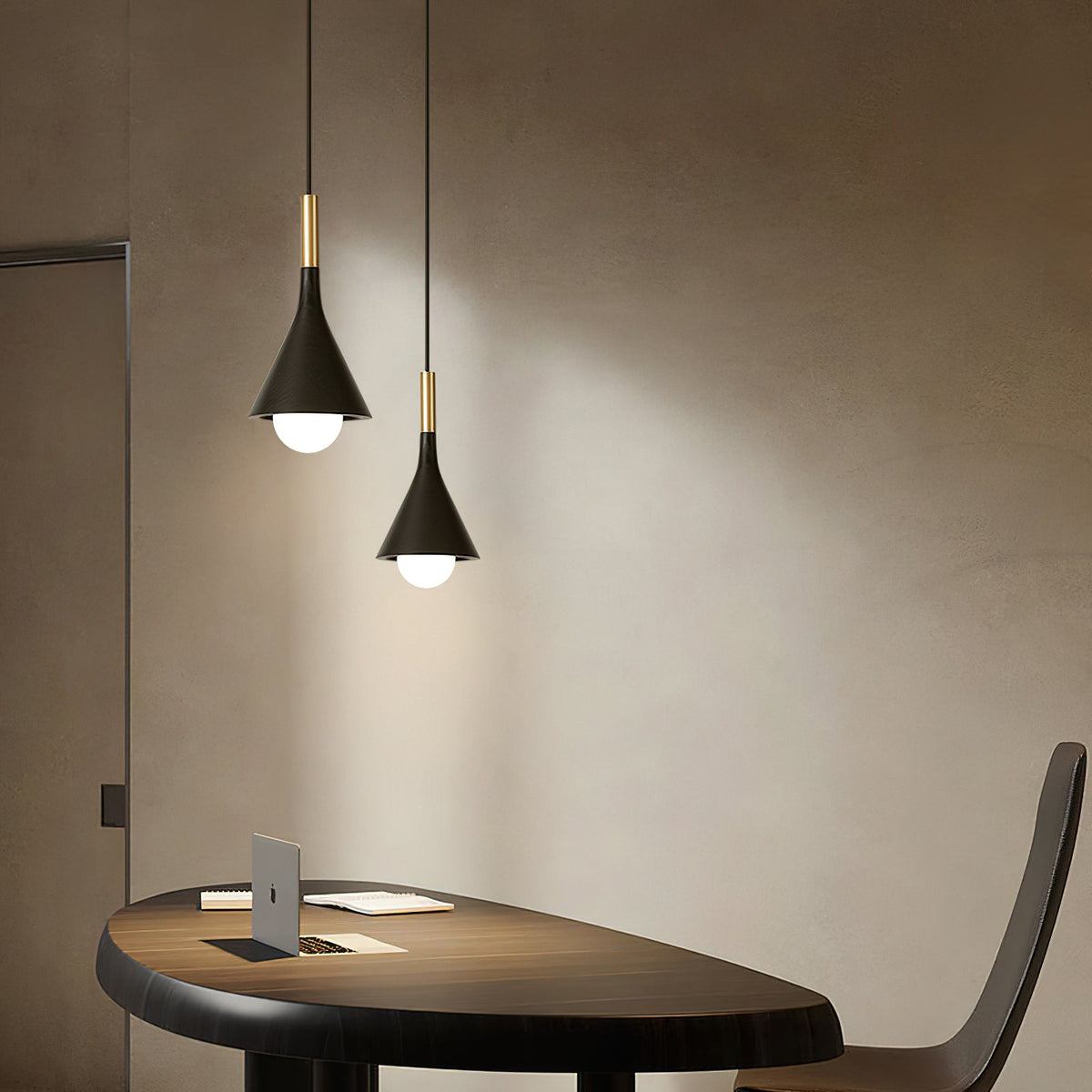 Lámpara colgante de madera Gonela sobre una mesa de comedor – imagen 13